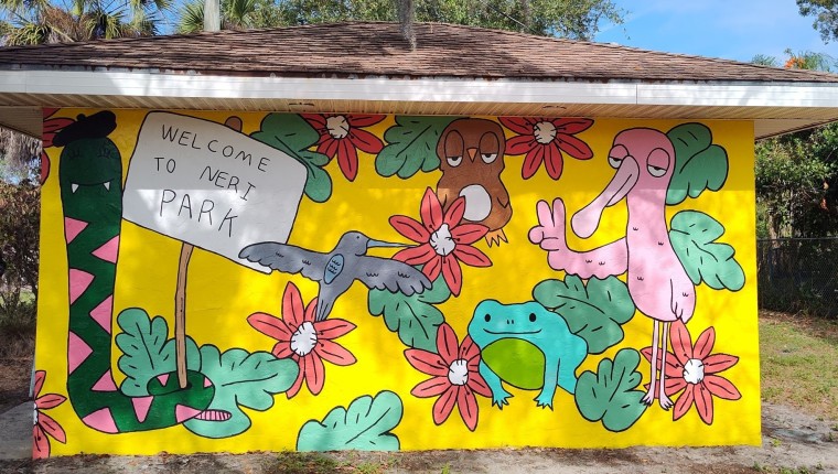 A mural depicts birds and reptiles.